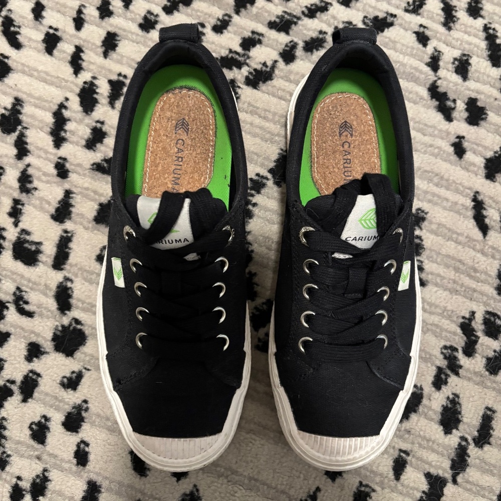 Cariuma OCA Low Black Canvas Sneaker Women Size 6